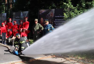 В Сосновом Бору пожарные познакомили детей со своей службой