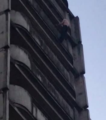 В Петербурге мужчина прогулялся по балкону многоэтажки