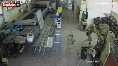 Солдаты НАТО "перепутали" завод с аэродромом и напали на рабочих
