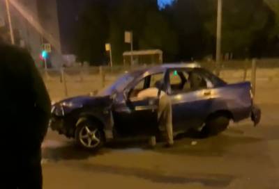 Молодые люди попали в аварию в Калининском районе Петербурга, а затем сбежали
