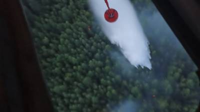 Пожарные сбросили более 70 тонн воды на горящий лес в Якутии