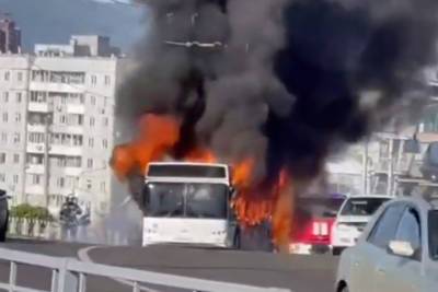 Автобус с 50 пассажирами загорелся в Красноярске