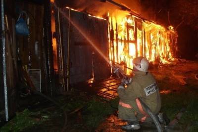 В Ивановской области поздно вечером сгорели заброшка и несколько сараев