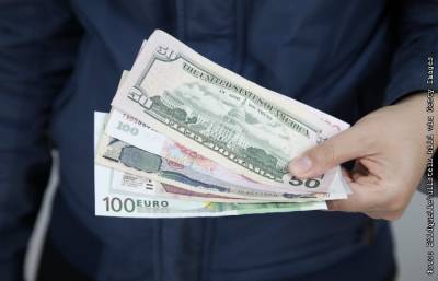 Рубль незначительно изменился к доллару и евро в ожидании новых триггеров