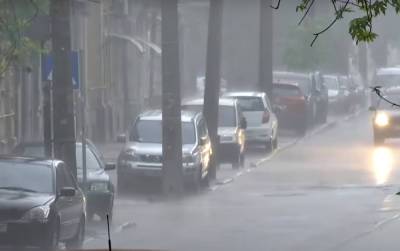 Проливные дожди и град: в Укргидрометцентре предупредили о серьезном ухудшении погоды