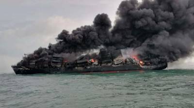Возле Шри-Ланки потушили корабль, горевший 13 дней