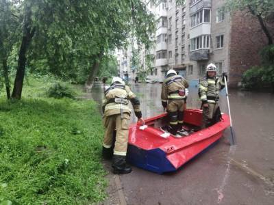 Из-за мощного ливня затопило подъезд многоквартирного дома в Ростове на Дону