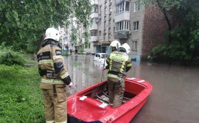 В центре Ростова сильным дождем затопило 9-этажку. ВИДЕО