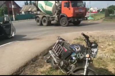 В Башкирии двое подростков на мопеде столкнулись с бетоновозом