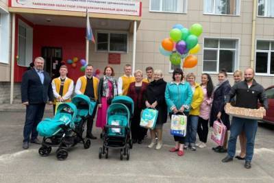 Воспитанникам Тамбовского дома ребёнка подарили коляски, медикаменты и фрукты