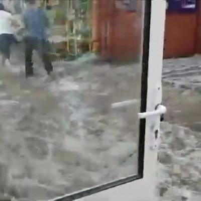 В Ростове-на-Дону из-за сильного ливня затопило подъезд многоэтажного дома