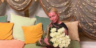 Анастасия Волочкова примерила свадебное платье за 200 тысяч рублей