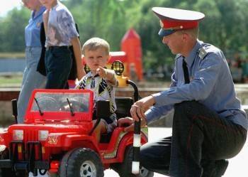 Вологодские автоинспекторы порадовали детей в больнице