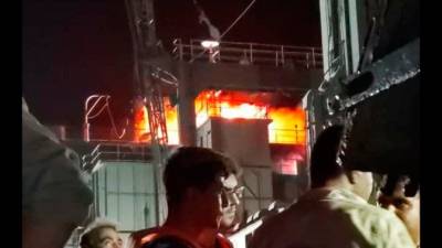 Опубликованы кадры пожара на самом большом корабле ВМФ Ирана