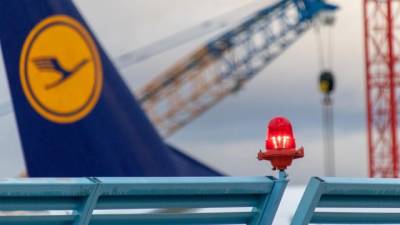 Lufthansa отменила рейсы в Москву и Петербург из-за «отсутствия разрешения»