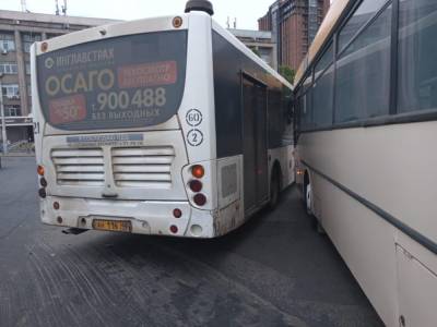 При столкновении двух автобусов пострадала пассажирка