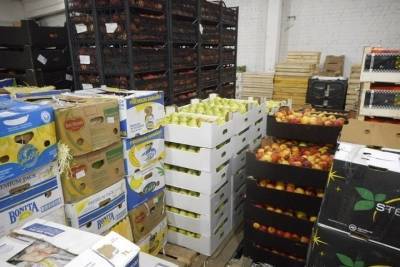 Более шести центнеров санкционных яблок изъяли мурманские таможенники