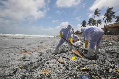 Тонны токсичных гранул покрыли пляжи Шри-Ланки