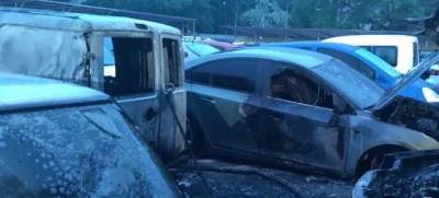 В Херсоне ночью сгорели девять автомобилей