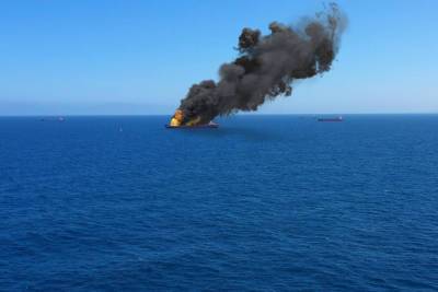 Самый большой корабль ВМФ Ирана загорелся и затонул в Оманском заливе