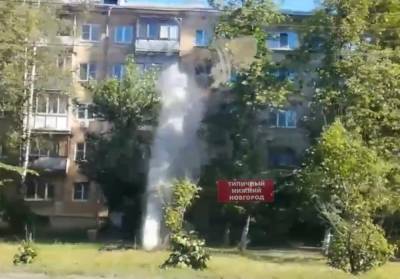 Фонтан воды ударил в окна дома на Московском шоссе
