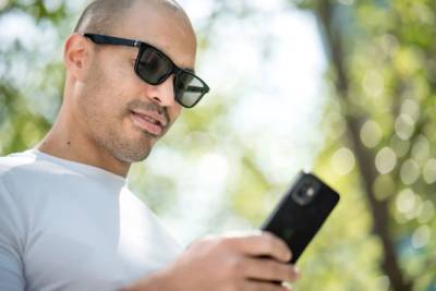 Первые умные солнцезащитные очки могут менять оттенок через смартфон