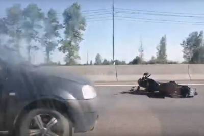 Появилось видео с места столкновения мотоцикла и легковушки под Тверью