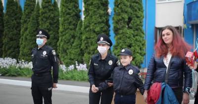 "Приветствуем в строю": полиция Харькова исполнила мечту онкобольного мальчика (видео)