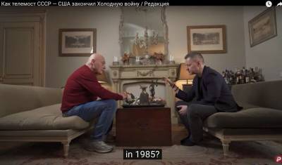 ФотКа дня: Пивоваров в носках берет интервью у Познера в кроссовках