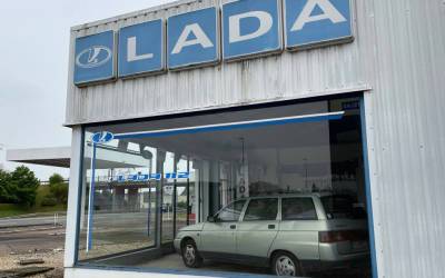 Блогер показал заброшенный автосалон Lada во Франции