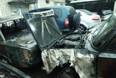 В Херсоне неизвестный устроил поджог автостоянки: сгорели девять машин