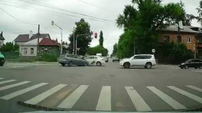 Появилось видео момента ДТП с перевернувшимся такси на перекрёстке в Воронеже
