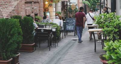 Мэрия Тбилиси продлевает льготы владельцам открытых кафе