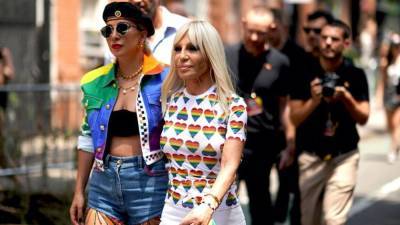 Versace и Леди Гага представили коллекцию в честь месяца прайда