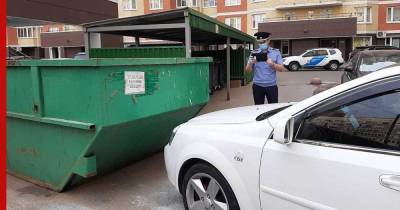 В Петербурге начнут штрафовать за парковку перед мусорками и парадными