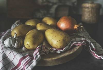 Почему картофель и лук нельзя хранить вместе, рассказали специалисты