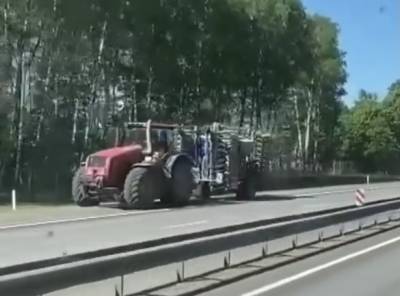 В Смоленской области на М1 жестко столкнулись фура и трактор