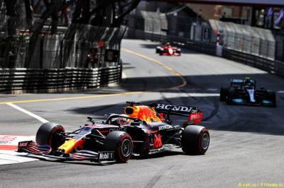 FIA проверила машину Ферстаппена после финиша в Монако