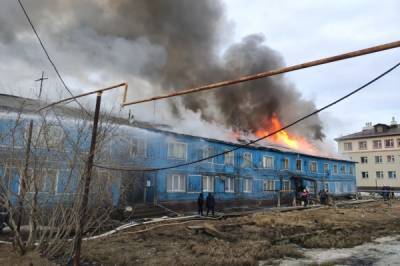 В Тазовском районе десятки семей остались без крова после пожара в деревянном доме