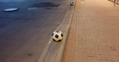В Москве раскрасили бетонные сферы под мячи и предрекли очереди в травмпунктах