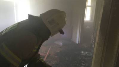 Под Ялтой тушат пожар в многоквартирном доме