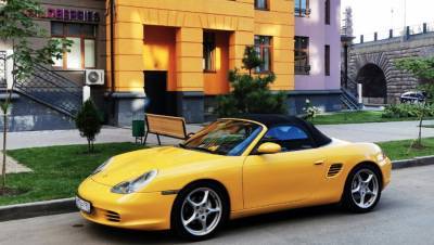 Петербуржцы пожаловались на лихача на жёлтом Porsche