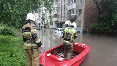 Спасатели на лодке откачивают воду из затопленной многоэтажки в Ростове-на-Дону