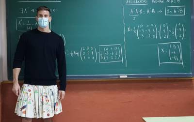 Испанские учителя-мужчины провели урок в женских нарядах