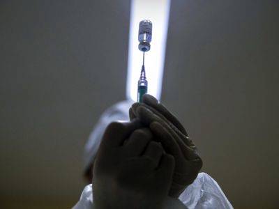 Только 11% россиян вакцинировались, более половины не боятся короновируса