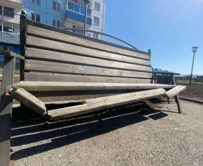 В кузбасском городе новые скамейки за 1 млн рублей атаковали вандалы
