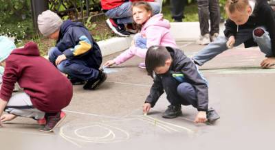 Маленькие чебоксарцы нарисовали на асфальте город детства