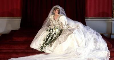 Свадебное "платье-катастрофу" принцессы Дианы выставили на всеобщее обозрение (фото, видео)