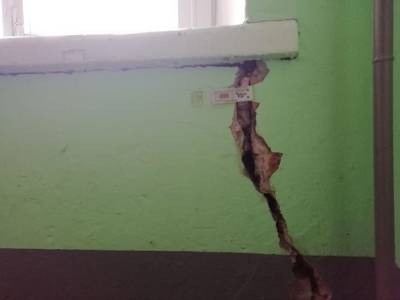 Депутаты призвали Смольный заняться домом Чубакова, который покрылся трещинами из-за соседней стройки