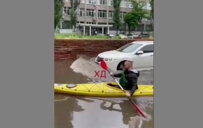 По затопленным улицам Днепра плавают на лодках